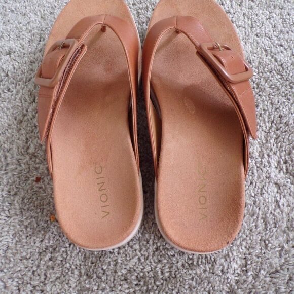 Vionic platform flipflops sandals 10 - Picture 2 of 9